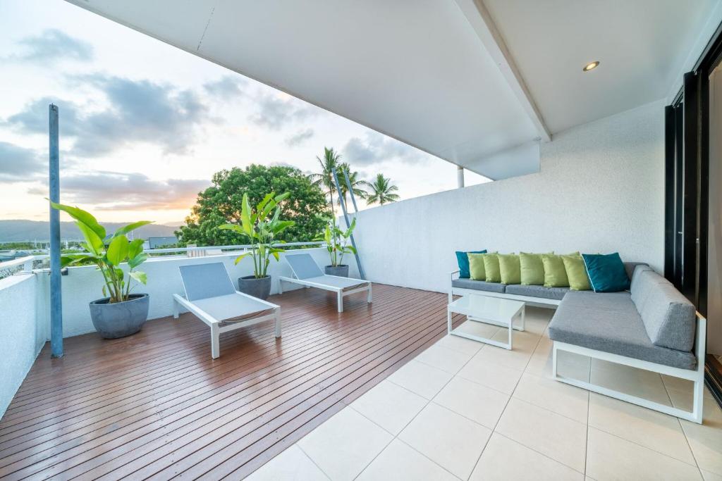 http://greatpacifictravels.com.au/hotel/images/hotel_img/11627046014Saltwater Luxury Apartment- balcony.jpg